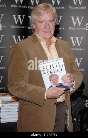 (Datei Pics) Bill / William Roache (aka Ken Barlow in Krönung-Straße), die hat schon festgenommen heute (1. Mai 2013) fotografiert auf A Buch Unterzeichnung für seine Autobiographie "Seele auf der Straße" im Jahr 2007 bei Waterstones, Bluewater, Greenhithe Kent UK 9. Oktober 2007 Credit: Ben Rektor/Alamy Live News Stockfoto