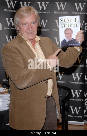 (Datei Pics) Bill / William Roache (aka Ken Barlow in Krönung-Straße), die hat schon festgenommen heute (1. Mai 2013) fotografiert auf A Buch Unterzeichnung für seine Autobiographie "Seele auf der Straße" im Jahr 2007 bei Waterstones, Bluewater, Greenhithe Kent UK 9. Oktober 2007 Credit: Ben Rektor/Alamy Live News Stockfoto