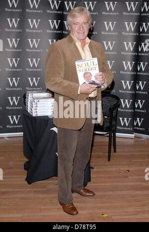 (Datei Pics) Bill / William Roache (aka Ken Barlow in Krönung-Straße), die hat schon festgenommen heute (1. Mai 2013) fotografiert auf A Buch Unterzeichnung für seine Autobiographie "Seele auf der Straße" im Jahr 2007 bei Waterstones, Bluewater, Greenhithe Kent UK 9. Oktober 2007 Credit: Ben Rektor/Alamy Live News Stockfoto