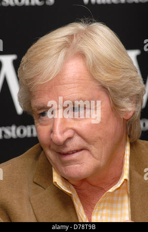 (Datei Pics) Bill / William Roache (aka Ken Barlow in Krönung-Straße), die hat schon festgenommen heute (1. Mai 2013) fotografiert auf A Buch Unterzeichnung für seine Autobiographie "Seele auf der Straße" im Jahr 2007 bei Waterstones, Bluewater, Greenhithe Kent UK 9. Oktober 2007 Credit: Ben Rektor/Alamy Live News Stockfoto