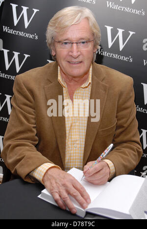 (Datei Pics) Bill / William Roache (aka Ken Barlow in Krönung-Straße), die hat schon festgenommen heute (1. Mai 2013) fotografiert auf A Buch Unterzeichnung für seine Autobiographie "Seele auf der Straße" im Jahr 2007 bei Waterstones, Bluewater, Greenhithe Kent UK 9. Oktober 2007 Credit: Ben Rektor/Alamy Live News Stockfoto