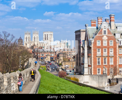 York Minster und Touristen zu Fuß entlang eines Abschnitts der historischen Stadtmauer Station Straße York Yorkshire England UK GB EU Europa Stockfoto