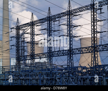 Transformatoren Stromleitungen Kühlung Türme Appalachian Power John E Amos Kohle-Kraftwerk am Ufer Kanawha River West Stockfoto