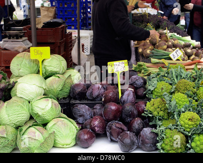 Roten und weißen Kohl und ein gelber Blumenkohl auf den Verkauf von einem Stall in Winchester Bauernmarkt. Stockfoto