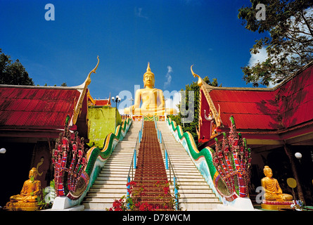 Die Naga (Schlange) Treppe zum riesigen goldenen Statue von Big Buddha auf einer winzigen Insel, verbunden durch Damm nach Koh Samui, Stockfoto