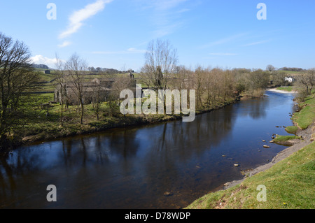 St Michaels Kirche Linton am gegenüberliegenden Ufer des Yorkshire Dales Weg Long Distance Fußweg Wharfedale Stockfoto