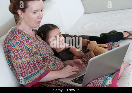 Mutter und Tochter mit laptop Stockfoto