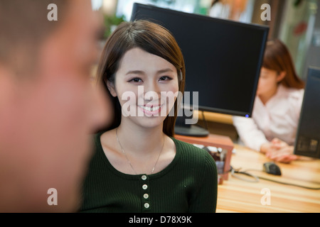 Geschäftsleute, die im Büro arbeiten Stockfoto