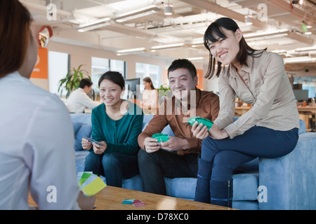 Büro-Arbeiter-Spielkarten im Büro Stockfoto