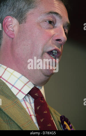 Holt, Norfolk, Großbritannien. 1. Mai 2013. Nigel Farage, Führer der UK Independence Party, sprechen in Holt, Norfolk, im Rahmen einer Spritztour Reihe Vorträge vor Kommunalwahlen. Bildnachweis: Tim James/die graue Galerie / Alamy Live News Stockfoto