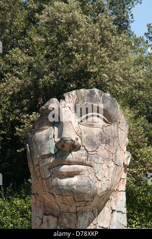 Italien, Toskana, Florenz, Giardino Dei Boboli Garden, moderne Skulpturen Kopf des Künstlers Igor Mitoraj Stockfoto