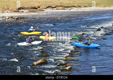 Vier Kanuten am Stepping Stones über den Fluß Wharfe im Linton in der Nähe von den Dales so Long Distance Fußweg Stockfoto