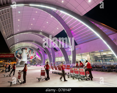 Moderne Architektur am Terminal 3 am Dubai International Airport Vereinigte Arabische Emirate Stockfoto