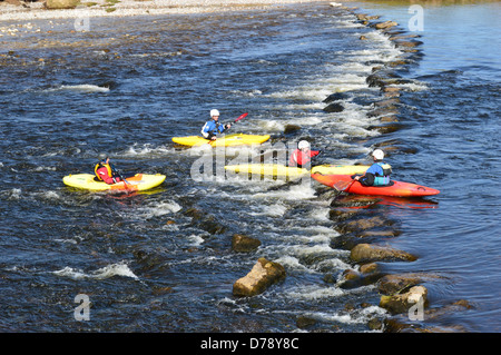 Vier Kanuten am Stepping Stones über den Fluß Wharfe im Linton in der Nähe von den Dales so Long Distance Fußweg Stockfoto