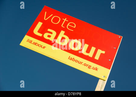 Cambridge, UK. 1. Mai 2013. Party Plakate auf dem Display in Cambridge am Vorabend der Kommunalwahl. In den letzten Wochen sowohl der Führer der Labour Partei, Ed Miliband und Schatten Kanzler Ed Balls die Stadt besucht haben. Bildnachweis: JAMES LINSELL-CLARK / Alamy Live News Stockfoto