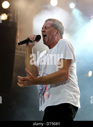 Deep Purple Ian Gillan Auftritten auf der Bühne in der O2 Arena als Teil von Deep Purple mit einem 32-köpfigen Orchester. London, England Stockfoto