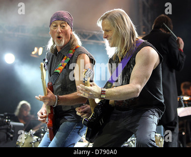 Deep Purple Roger Glover(left) und Steve Morse(right) Auftritten auf der Bühne in der O2 Arena als Teil von Deep Purple mit einem 32 Stockfoto