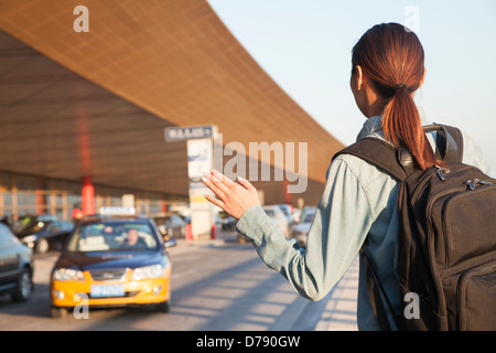 Junge Reisende ein Taxi am Flughafen Stockfoto