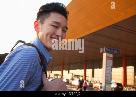 Porträt der jungen Reisenden außerhalb Flughafen Stockfoto