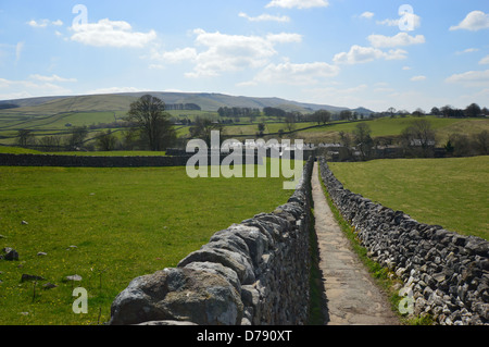 Sedber Lane mit Blick auf Linton & Cracoe sank von Grassington auf Dales Weg Langdistanz Fußweg Wharfedale Yorkshire Stockfoto