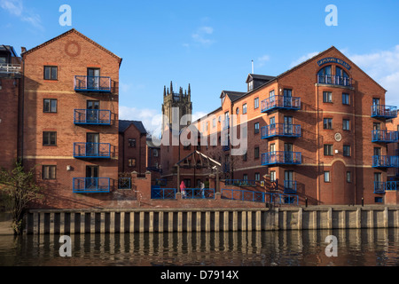 Wohnungen auf den Fluss Aire in Langton Wharf, Leeds, West Yorkshire, Großbritannien Stockfoto