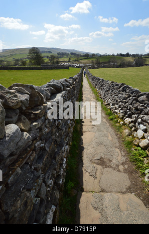 Sedber Lane mit Blick auf Linton & Cracoe sank von Grassington auf Dales Weg Langdistanz Fußweg Wharfedale Yorkshire Stockfoto