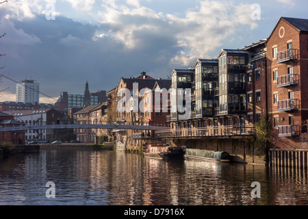 Wohnungen auf den Fluss Aire in der Nähe der Stadt Zentrum, Leeds, West Yorkshire, Großbritannien Stockfoto