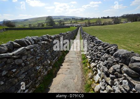 Sedber Lane mit Blick auf Linton & Cracoe sank von Grassington auf Dales Weg Langdistanz Fußweg Wharfedale Yorkshire Stockfoto