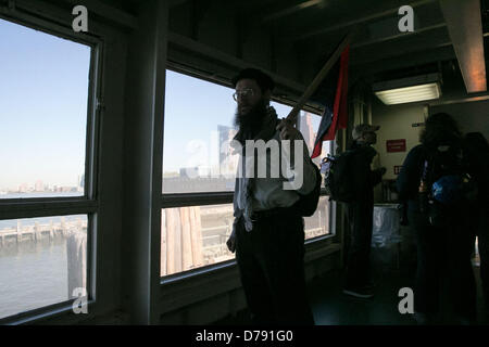 New York, USA. 1. Mai 2013.  Eine kleine Gruppe von Occupy Suporters, teilweise mit anarchistischen Flaggen sollen "besetzen", die Fähre. Sie kamen in Manhattan friedlich. Bildnachweis: Scott Houston / Alamy Live News Stockfoto