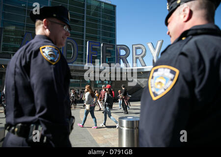 New York, USA. 1. Mai 2013. Das NYPD waren einerseits die Staten Island Ferry erwarten Demonstrationen. Bildnachweis: Scott Houston / Alamy Live News Stockfoto