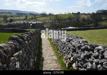 Sedber Lane mit Blick auf Linton & Cracoe sank von Grassington auf Dales Weg Langdistanz Fußweg Wharfedale Yorkshire Stockfoto