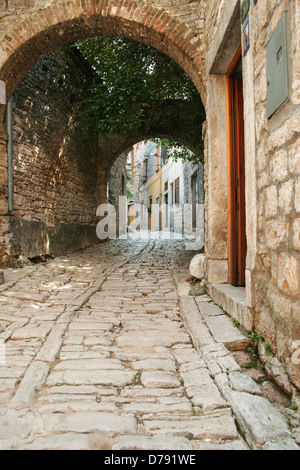 Alten und engen Straße in einer Stadt in Kroatien. der Kopfsteinpflaster gepflastert. Stockfoto