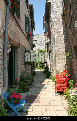 Alten und engen Straße in einer Stadt in Kroatien. der Kopfsteinpflaster gepflastert. Stockfoto