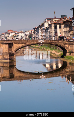 Italien, Toskana, Florenz, Fluss Arno, Ponte Santa Trinita-Brücke Stockfoto