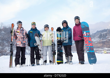 Gruppe von Snowboardern im Skigebiet, Porträt Stockfoto