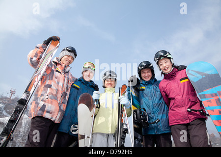 Gruppe von Snowboardern im Skigebiet, niedrigen Winkel Ansicht Stockfoto