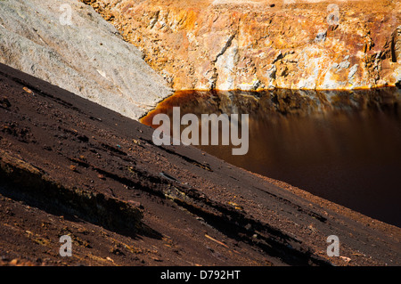 Saure Lagune von verlassenen Mine Stockfoto