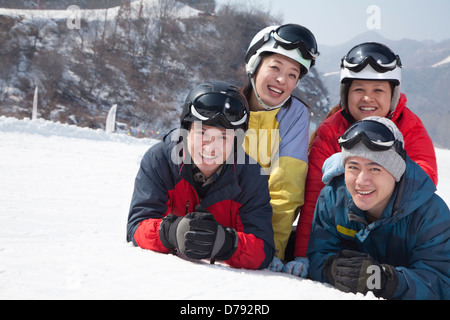 Gruppe von Freunden im Skigebiet Stockfoto