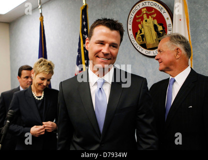 Stellvertretender Staatsanwalt David Walgren, Zentrum und stellvertretender Bezirksstaatsanwalt Deborah Brazil, Lächeln übrig, beim Verlassen einer press Stockfoto