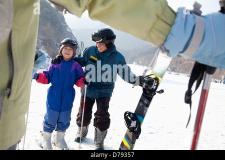 Familie Skifahren im Skigebiet Stockfoto