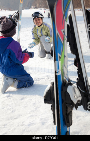 Lächelnd Familie mit Skiausrüstung im Skigebiet Stockfoto