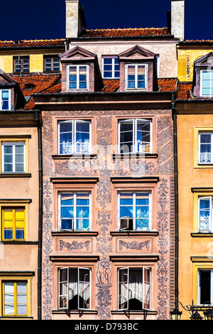 Fassade des restaurierten mittelalterlichen Kaufmannshaus um Stary Rynek, alte Stadt-Marktplatz in Warschau, Polen. Stockfoto