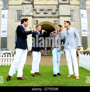 Stephen Bowman, Humphrey Berney, Jules Ritter, Ollie Baines Brit Award Gewinner klassischen Boy Band Blake durchführen live im Salon Stockfoto