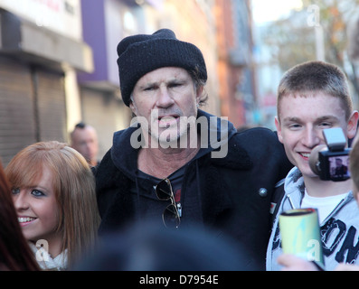 Red Hot Chili Peppers-Schlagzeuger Chad Smith posiert mit Fans außerhalb Ulster Hall in Belfast, Belfast, Nordirland - 06.11.11 Stockfoto