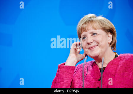 Berlin, Deutschland. 30. April 2013. Bundeskanzlerin Angela Merkel zusammen mit dem neuen Premierminister Italia, Enrico Letta, geben eine gemeinsame Pressekonferenz auf diplomatische Beziehungen und das Gleichgewicht der deutsch-italienischen Zusammenarbeit im Bundeskanzleramt in Berlin. Bildnachweis: Reynaldo Chaib Paganelli / Alamy Live News Stockfoto