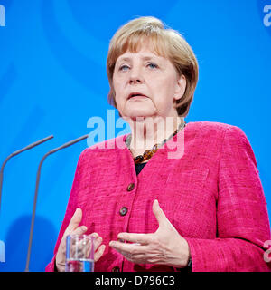 Berlin, Deutschland. 30. April 2013. Bundeskanzlerin Angela Merkel zusammen mit dem neuen Premierminister Italia, Enrico Letta, geben eine gemeinsame Pressekonferenz auf diplomatische Beziehungen und das Gleichgewicht der deutsch-italienischen Zusammenarbeit im Bundeskanzleramt in Berlin. Bildnachweis: Reynaldo Chaib Paganelli / Alamy Live News Stockfoto