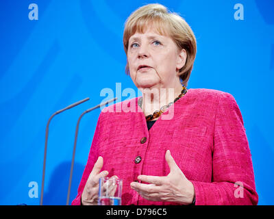 Berlin, Deutschland. 30. April 2013. Bundeskanzlerin Angela Merkel zusammen mit dem neuen Premierminister Italia, Enrico Letta, geben eine gemeinsame Pressekonferenz auf diplomatische Beziehungen und das Gleichgewicht der deutsch-italienischen Zusammenarbeit im Bundeskanzleramt in Berlin. Bildnachweis: Reynaldo Chaib Paganelli / Alamy Live News Stockfoto