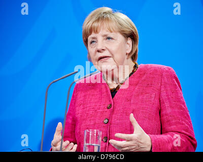 Berlin, Deutschland. 30. April 2013. Bundeskanzlerin Angela Merkel zusammen mit dem neuen Premierminister Italia, Enrico Letta, geben eine gemeinsame Pressekonferenz auf diplomatische Beziehungen und das Gleichgewicht der deutsch-italienischen Zusammenarbeit im Bundeskanzleramt in Berlin. Bildnachweis: Reynaldo Chaib Paganelli / Alamy Live News Stockfoto