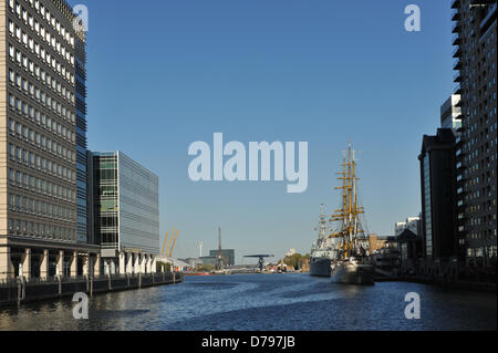 South Quay, Canary Wharf, London, UK. 1. Mai 2013.  Militärische Schiffe kommen in Canary Wharf, eine deutsche Marine-Schulschiff Gorch Fock, einem kanadischen Kriegsschiff HMCS Iroquois und eine französische Minehunter die L'Aigle in South Quay angedockt sind und sollen am Ende der Woche verlassen. Bildnachweis: Matthew Chattle / Alamy Live News Stockfoto