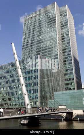 Die South Quay Fußgängerbrücke mit dem JP-Morgan-Gebäude im Hintergrund Canary Wharf Tower Hamlets, London. Stockfoto